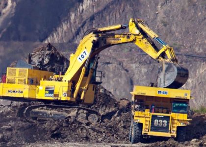 Gambar-1-Excavator-sangat-membantu-pekerjaan-konstruksi-infrastruktur-dan-pertambangan-768x490